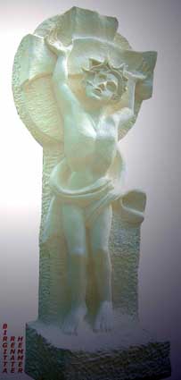 Sculpture sur pierre d'une figure avec les mains levées