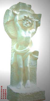 Escultura en piedra de una cruz y de una figura con las manos levantadas