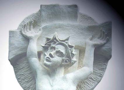 Cabeça da escultura sem barba,coroa de espinhos a esquerda, à direita coroa de glória